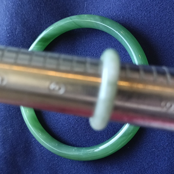 Jade vintage round bangle and size 7 ring - Picture 2 of 5